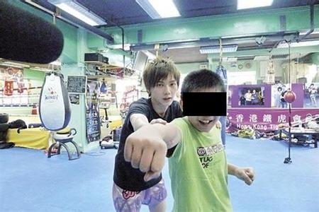 香港拳王當(dāng)街砍殺黑老大