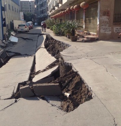 樂清市樂成街道雙雁路路基坍塌事故現(xiàn)場(chǎng)圖片