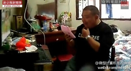 男子與計(jì)算器女友甜言蜜語1分鐘