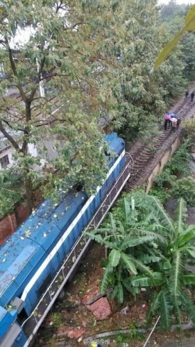 柳州市區(qū)火車(chē)車(chē)頭沖進(jìn)小區(qū)
