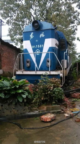 柳州市區(qū)火車(chē)車(chē)頭沖進(jìn)小區(qū)