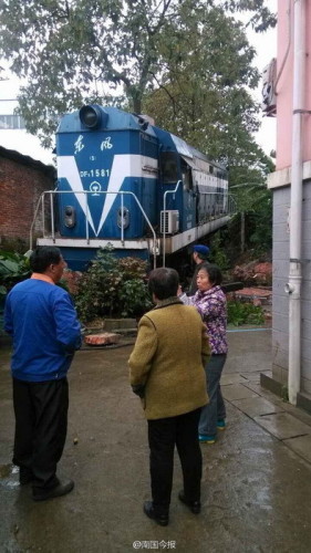柳州市區(qū)火車(chē)車(chē)頭沖進(jìn)小區(qū)