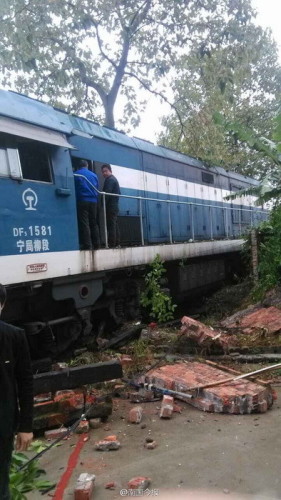 柳州市區(qū)火車(chē)車(chē)頭沖進(jìn)小區(qū)