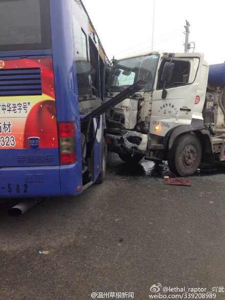 市區(qū)公交車與水泥罐車相撞