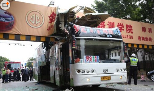 客車(chē)被限高架切頭現(xiàn)場(chǎng)