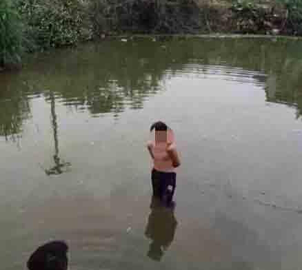 男孩偷錢(qián)遭浸豬籠