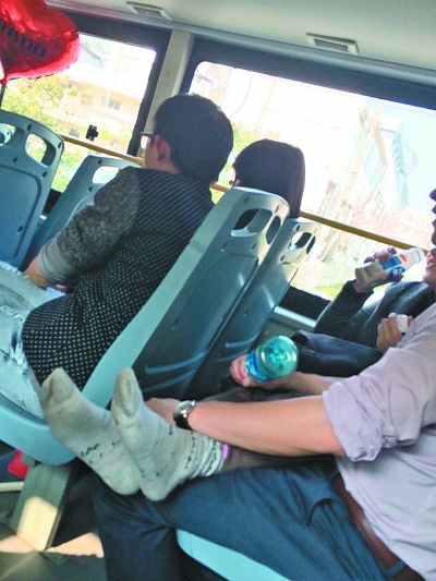 中年男女公交車激吻半小時