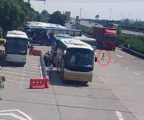 滬昆高速公路服務(wù)區(qū)車(chē)禍