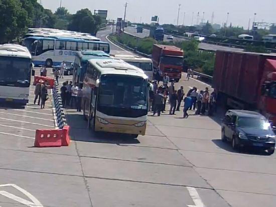滬昆高速公路服務(wù)區(qū)車(chē)禍