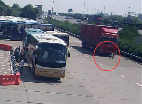 滬昆高速公路服務(wù)區(qū)車(chē)禍
