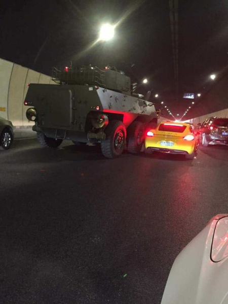 保時(shí)捷撞上裝甲車(chē)一幕