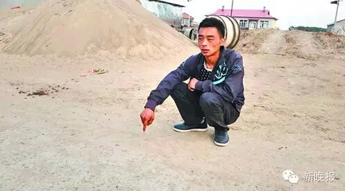 父親指認女童被校車碾壓2次現(xiàn)場