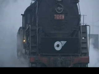 抗日雷劇再現(xiàn)神技：自行車飛起來了！還能截火車