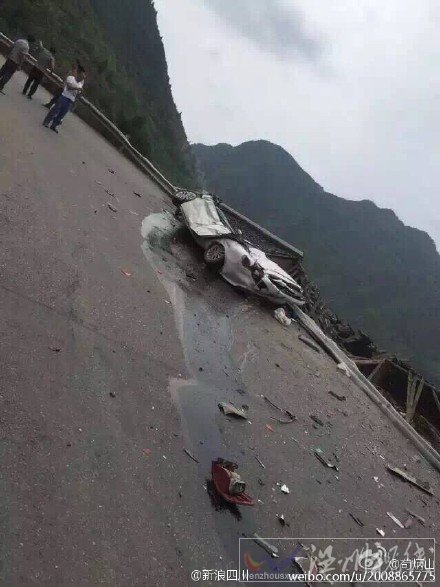 槽罐車(chē)與轎車(chē)相撞后側(cè)翻至道路下方