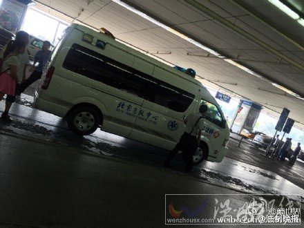 受傷乘客下飛機(jī)后第一時(shí)間被送醫(yī)治療