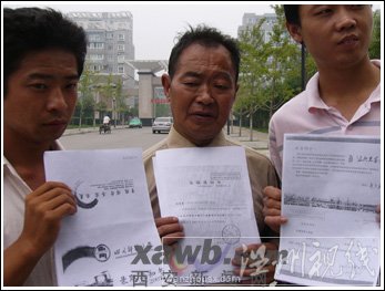農(nóng)民工持孩子錄取書(shū)討薪