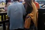 老人浴場(chǎng)專撞女子胸