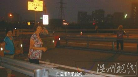 溫州大媽高速上跳廣場(chǎng)舞