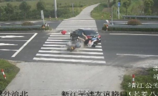 女子騎摩托車玩手機(jī)被撞飛