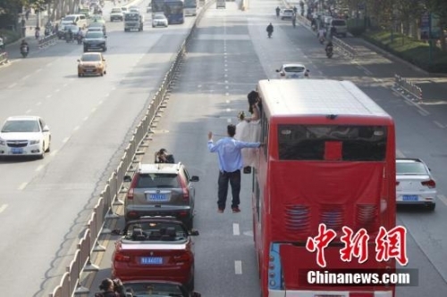 鄭州現(xiàn)懸浮婚禮
