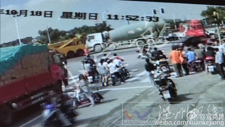 電動(dòng)車(chē)遭攪拌車(chē)碾壓