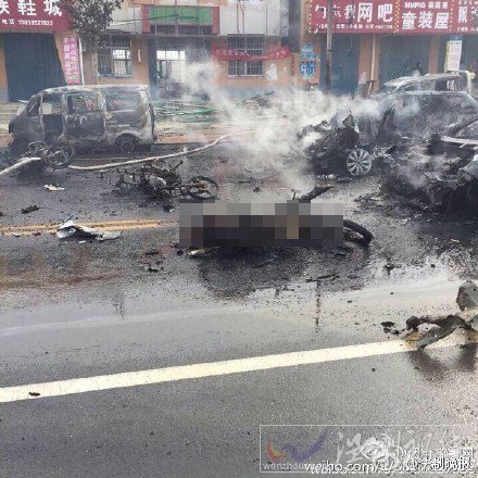 多輛轎車(chē)被燒的只剩車(chē)架