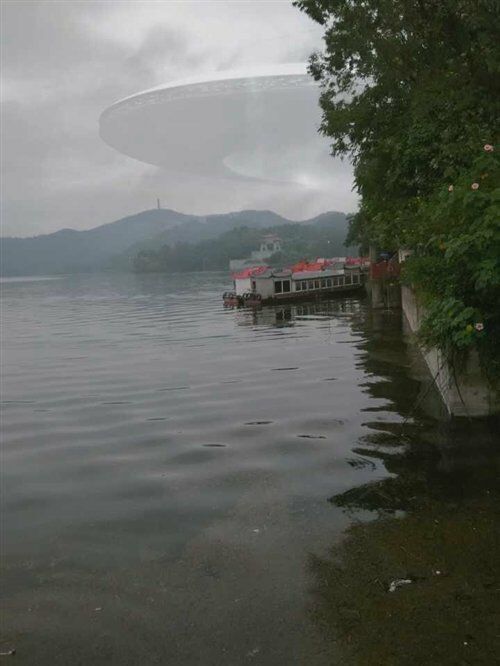 四川眉山天空現(xiàn)飛碟云