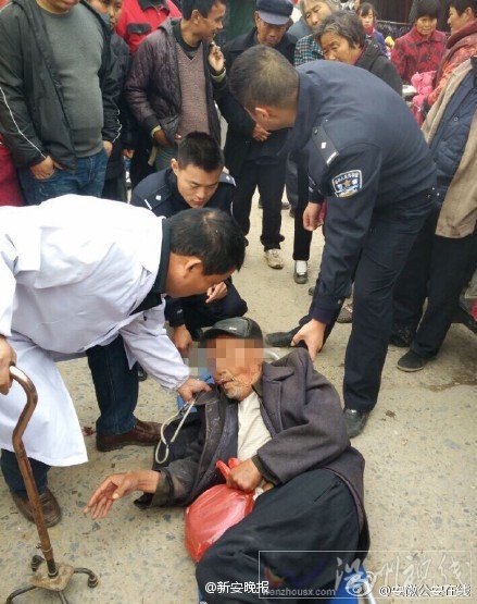 老人躺在地上不愿跟醫護人員走