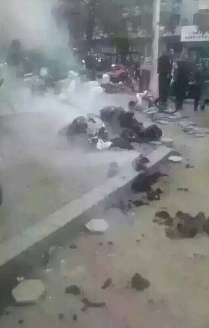賣(mài)棉花被城管放火燒掉