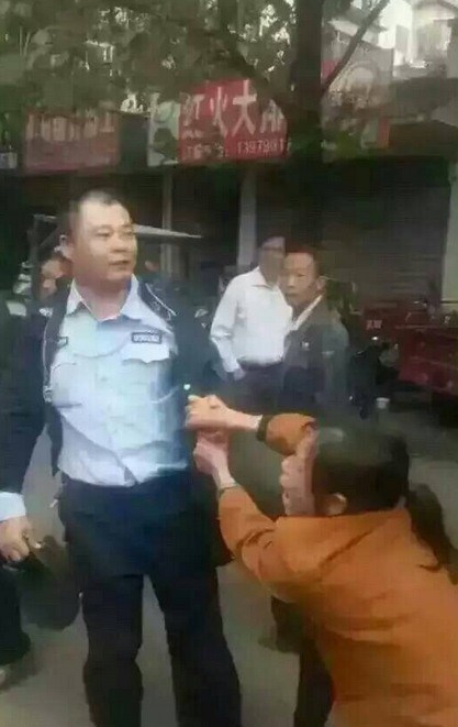 賣(mài)棉花被城管放火燒掉