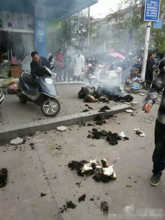 賣(mài)棉花被城管放火燒掉