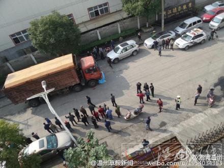 其中一人的手部骨頭都被撞出來(lái)了
