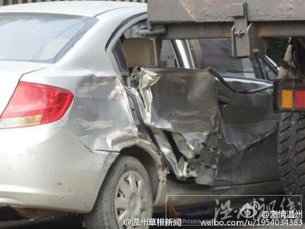 男子和電動(dòng)車都被壓在貨車前面