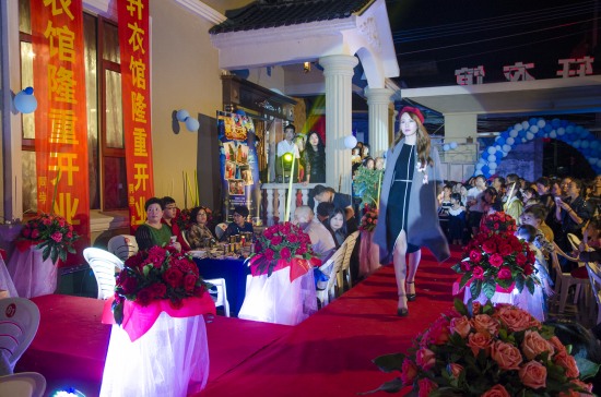 東占岙服裝店開(kāi)業(yè)盛況