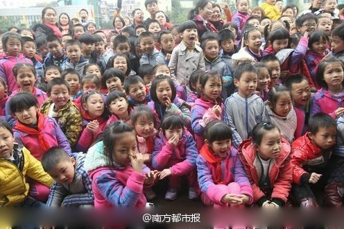 小學(xué)組織現(xiàn)場殺豬