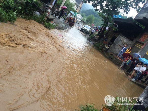 云南昭通遭遇強(qiáng)降雨 泥石流致交通中斷