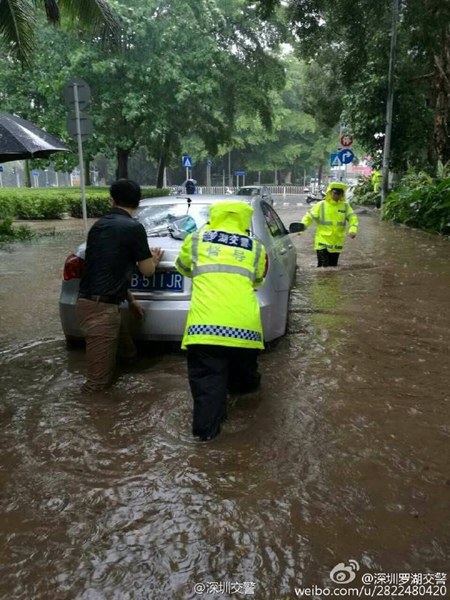 妮妲登陸深圳帶來(lái)暴雨 羅湖區(qū)筍崗寶安路口積水達(dá)50厘米