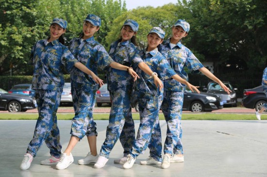上戲軍訓(xùn)女孩