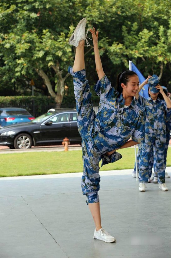 上戲軍訓(xùn)女孩