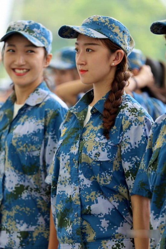 上戲軍訓(xùn)女孩