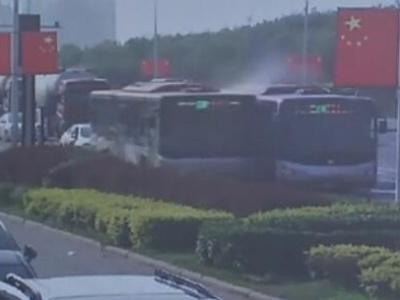 今年4月，天津兩輛公交車因司機(jī)斗氣相撞。 視頻截圖