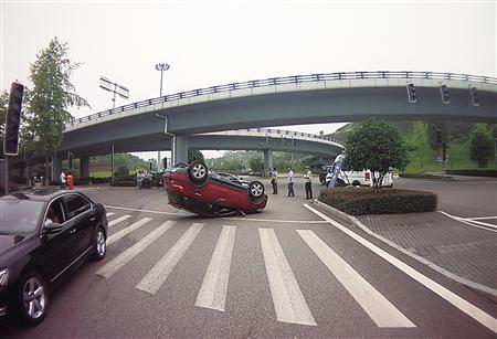 女子開(kāi)車餓暈翻車