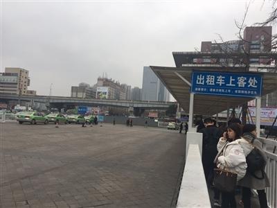 火車北站出租車上客處，一邊是排起長隊的乘客，一邊是寥寥可數(shù)的出租車。