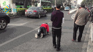 外賣小哥當(dāng)街爬行