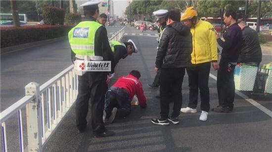 外賣小哥當(dāng)街爬行