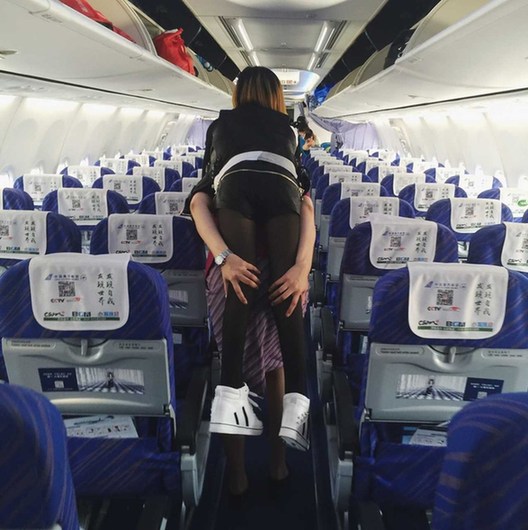 空姐背女乘客下機(jī)