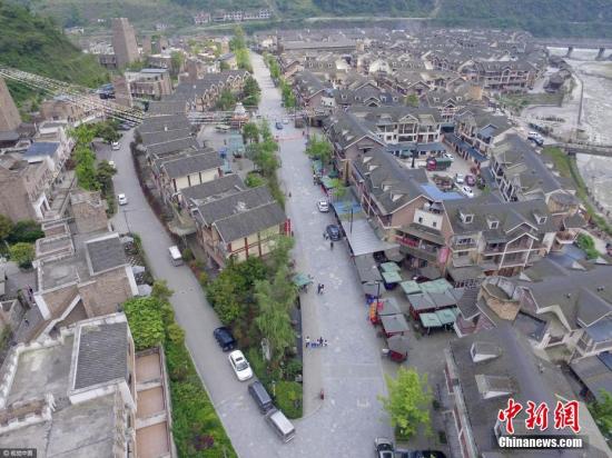 汶川地震九周年，航拍震中映秀鎮小洋樓整齊排列。 莫曉 攝 視覺中國