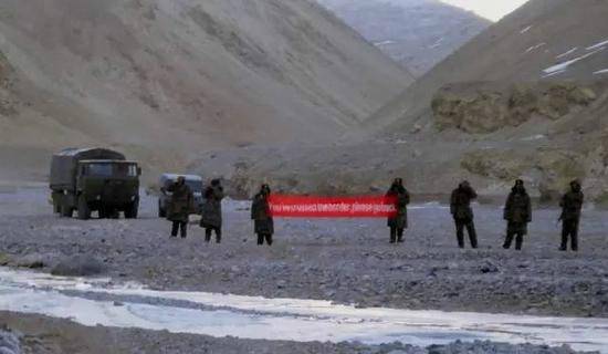 中國士兵在中印邊境拉達地區打出橫幅，要求越界的印度士兵撤回邊界線印度一側