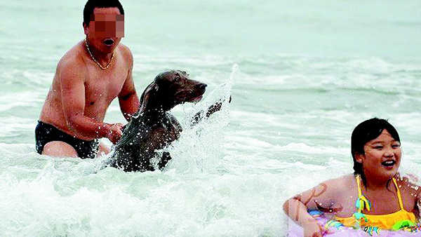 浴場(chǎng)現(xiàn)人狗同浴