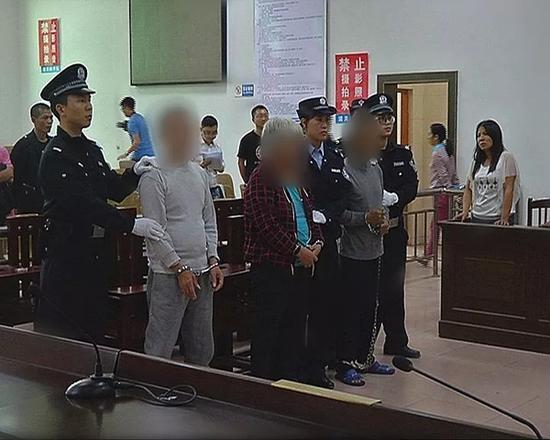 逛街認(rèn)出被拐兒子